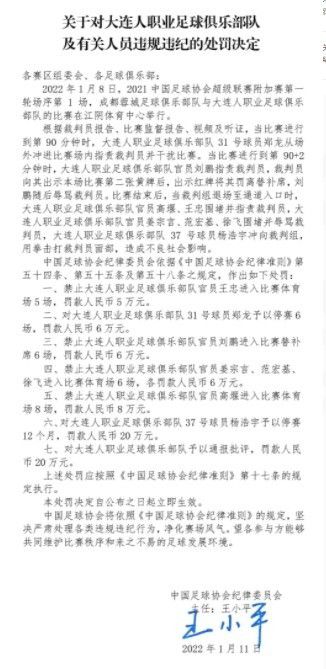 首次触电大荧幕的新人演员王锵，干净利落的圆寸头搭配一身运动休闲装亮相，青春阳光，朝气蓬勃